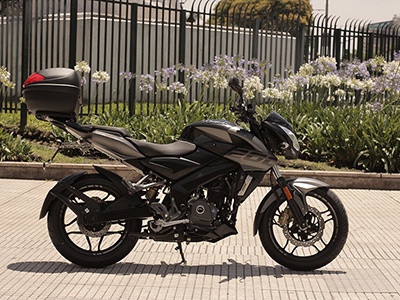 Llega la Rouser NS200 Givi Edition